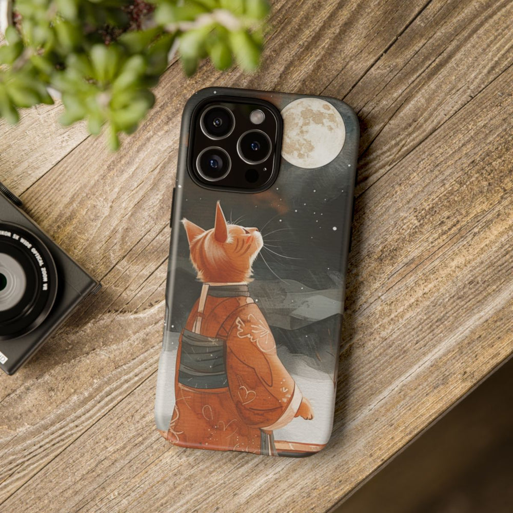Oranje Kat in Traditionele Gewaad Onder Volle Maan