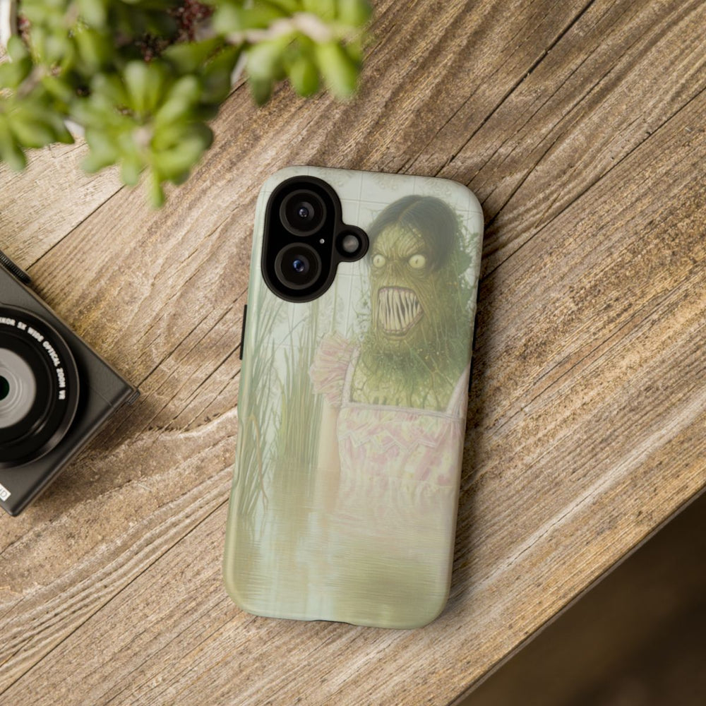 Groen Monster in Roze Jurk tussen Riet