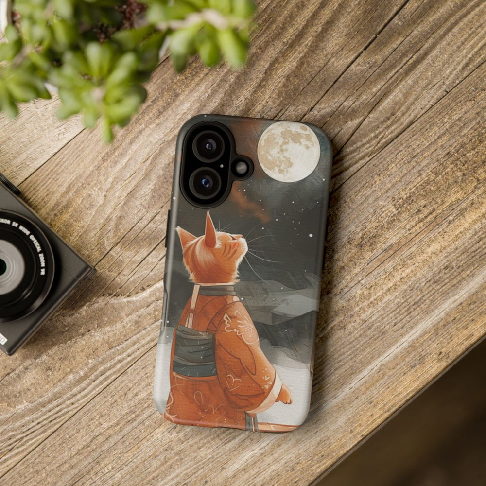 Oranje Kat in Traditioneel Gewaad Onder Volle Maan