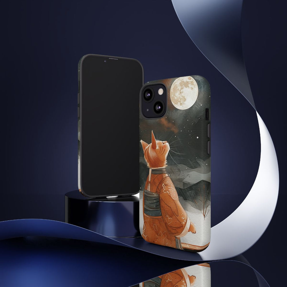 Oranje Kat in Traditioneel Gewaad onder Volle Maan