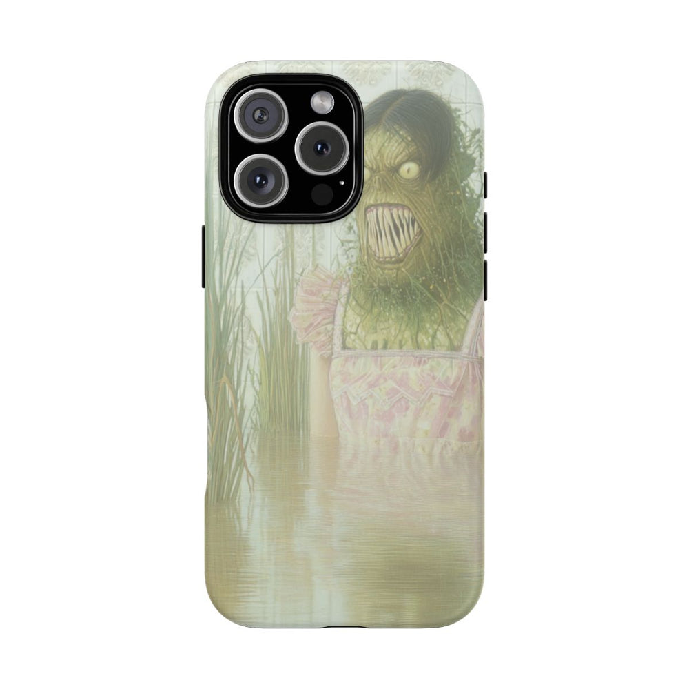 Groen Monster in Roze Jurk tussen Riet
