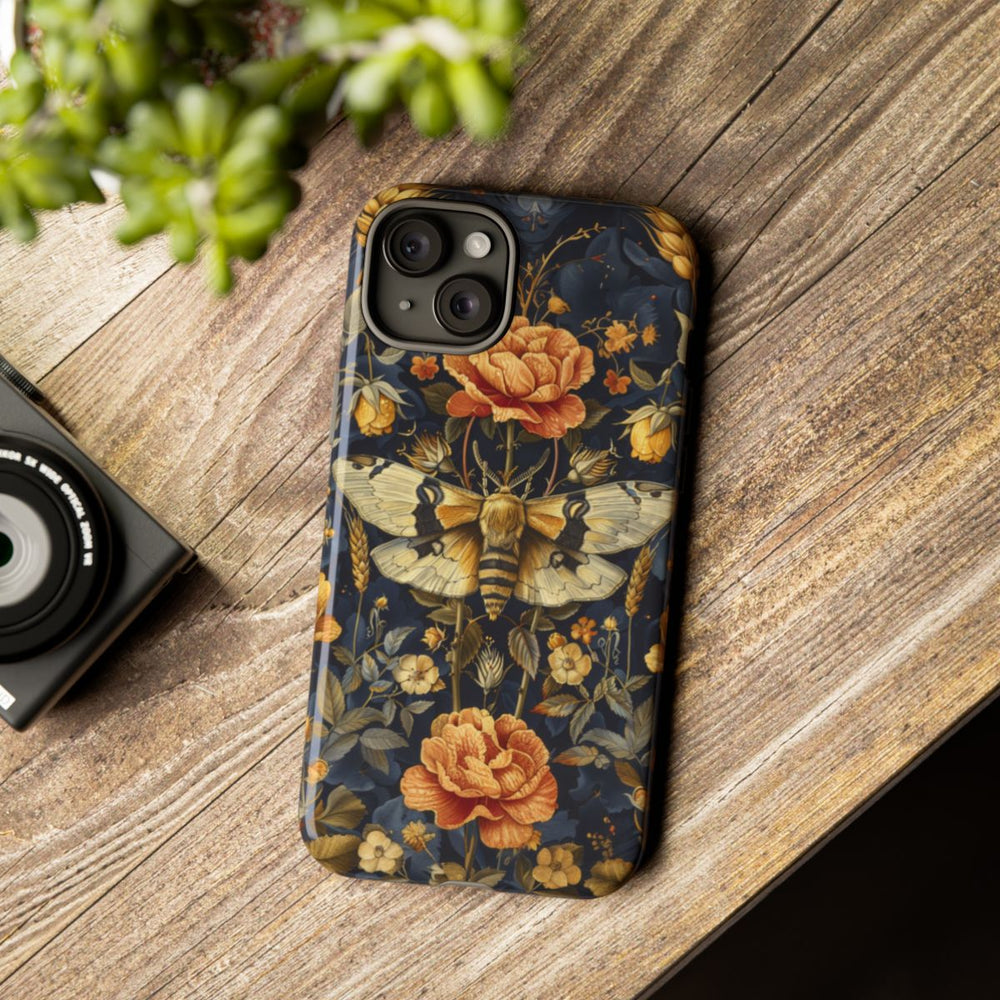 Gouden Bloemen en Mottenpatroon op Donkerblauw
