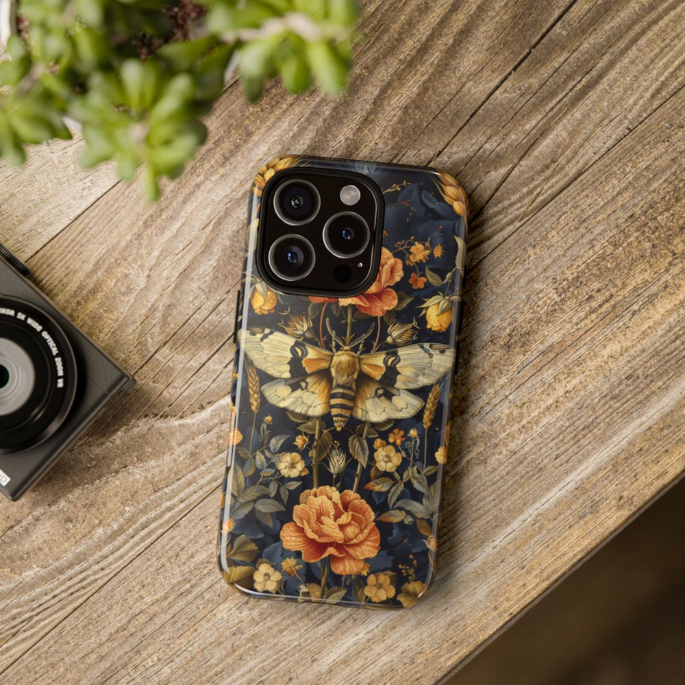 Gouden Bloemen en Mottenpatroon op Donkerblauw