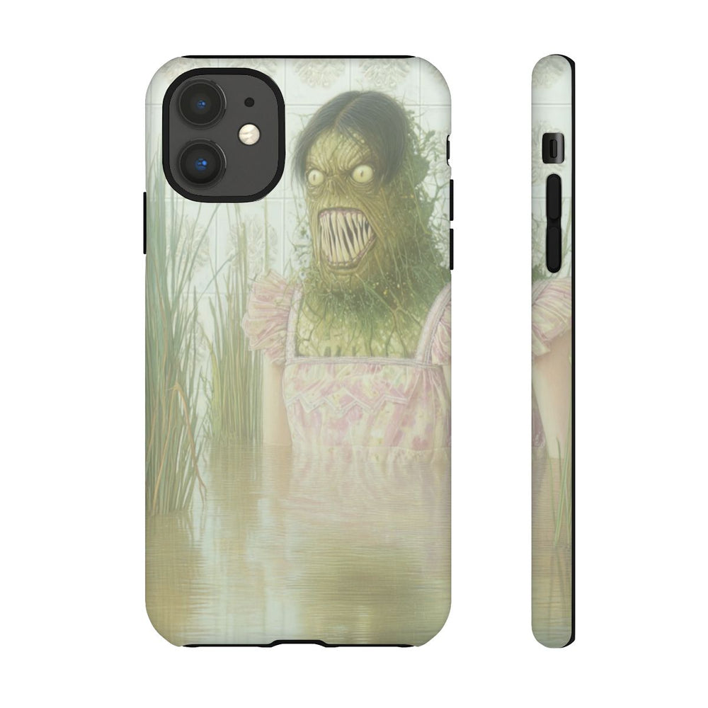 Groen Monster in Roze Jurk tussen Riet