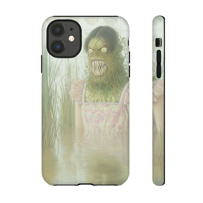 Groen Monster in Roze Jurk tussen Riet