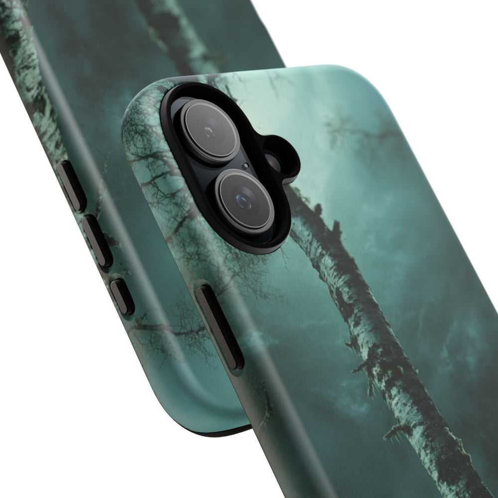 Gothische Berkenbomen in Stormachtig Bos