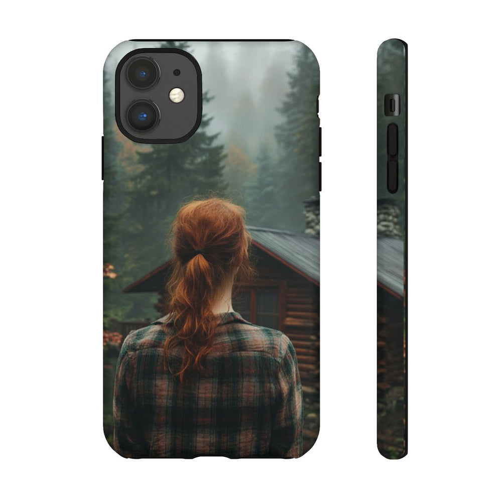 Roodharige Vrouw in Geruit Flanellen Overhemd bij Blokhut in Mistig Bos