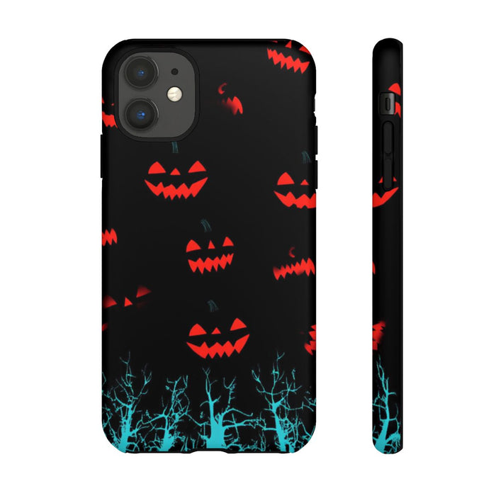 Gloeiende Pompoengezichten Boven Blauwe Bomen