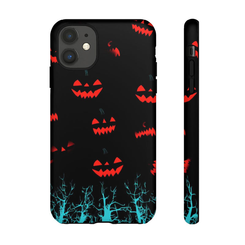 Gloeiende Pompoengezichten Boven Blauwe Bomen