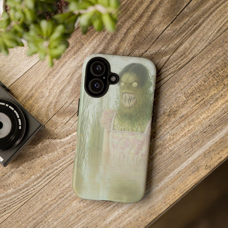Groen Monster in Roze Jurk tussen Riet