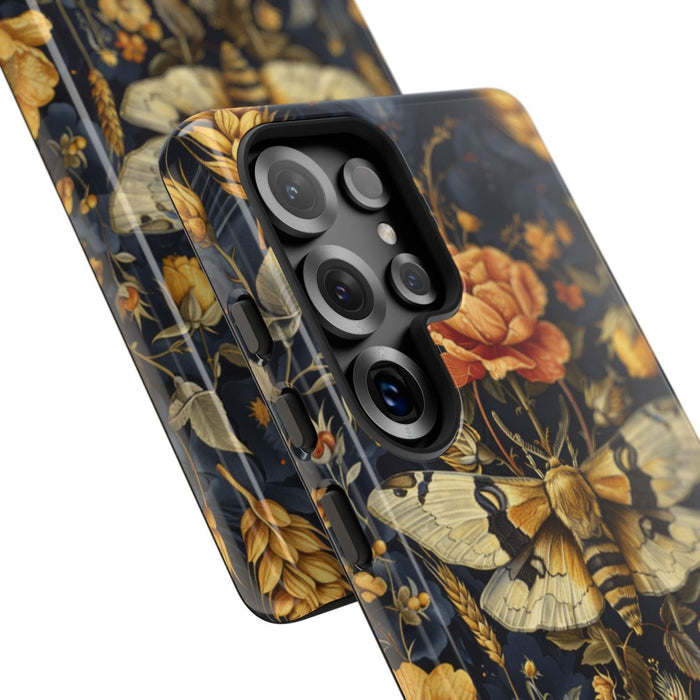Gouden Bloemen en Mottenpatroon op Donkerblauw