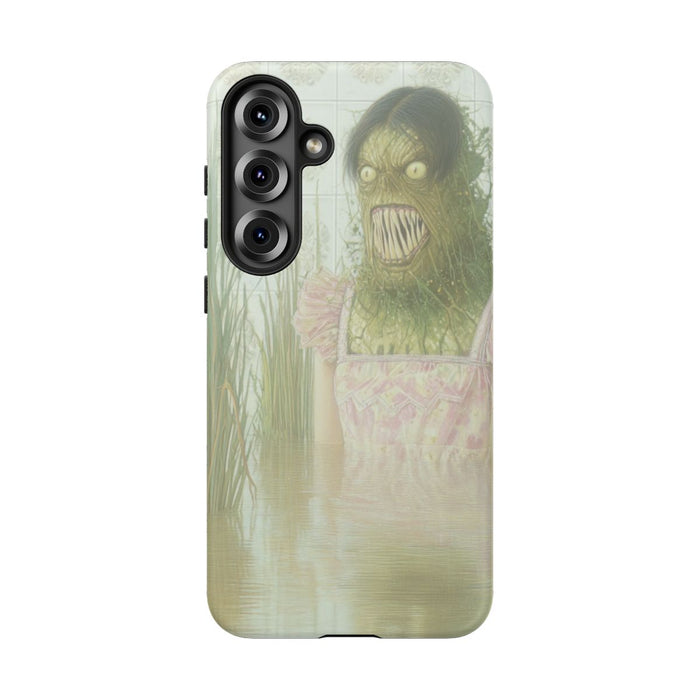Groen Monster in Roze Jurk tussen Riet