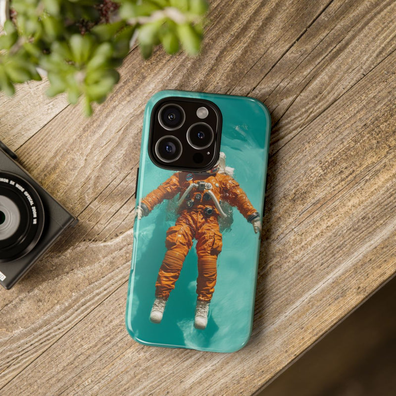 Astronaut in Oranje Pak Zwevend op Water
