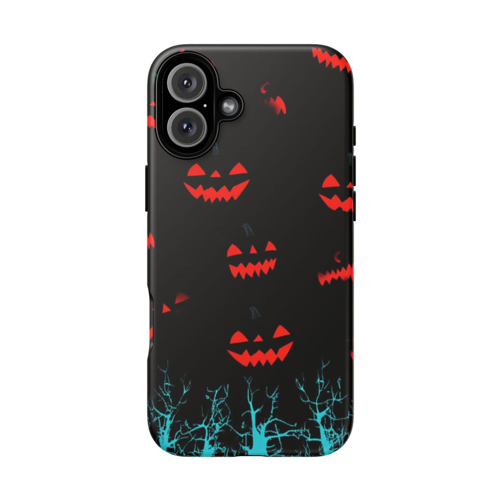 Gloeiende Pompoengezichten Boven Blauwe Bomen