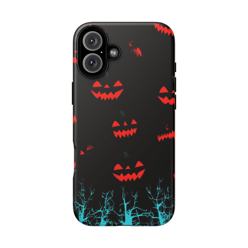 Gloeiende Pompoengezichten Boven Blauwe Bomen