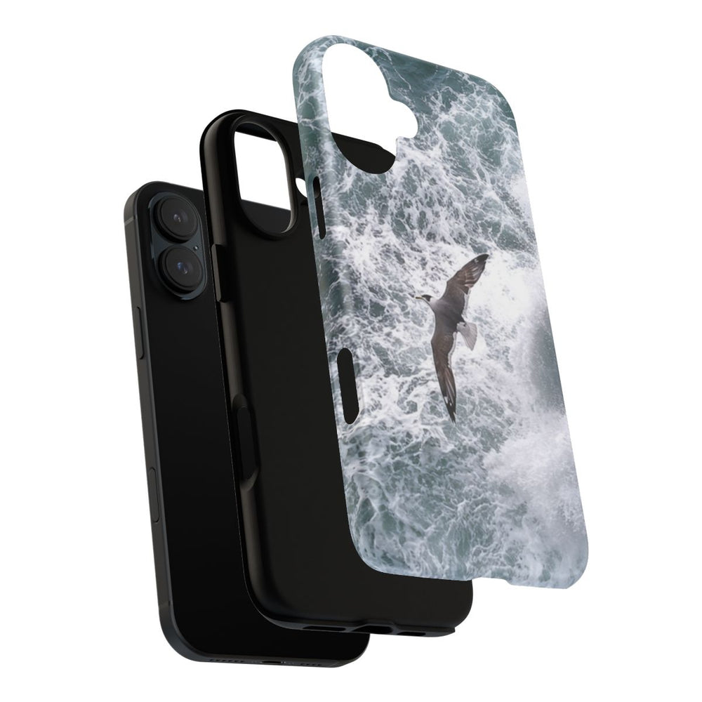 Meeuw Vliegend Boven Rotsachtige Klif en Zee