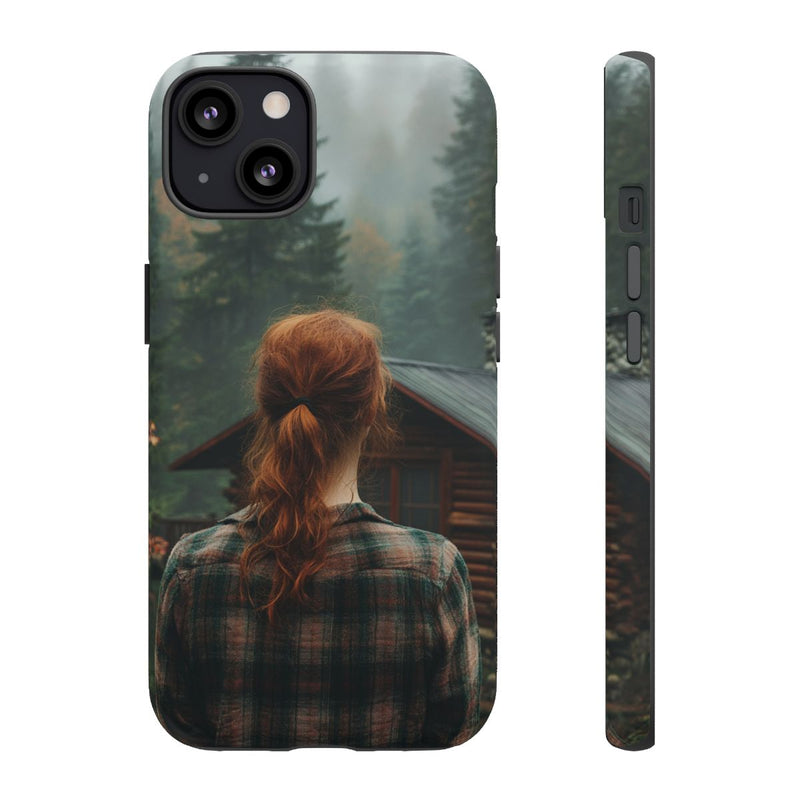 Roodharige Vrouw in Geruit Overhemd bij Blokhut in Mistig Bos