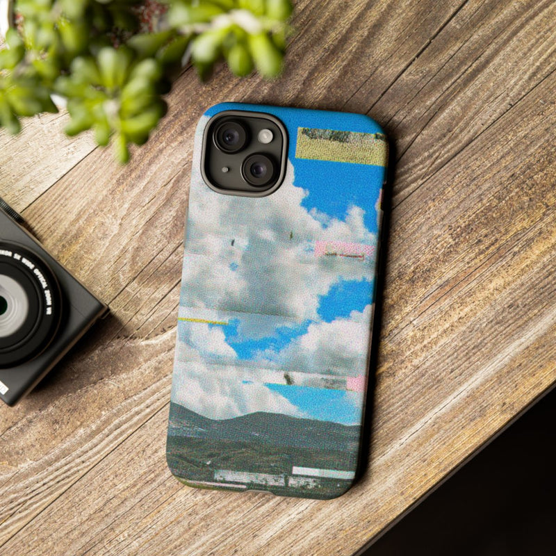 Glitch Effect Wolkenlucht met Bergen