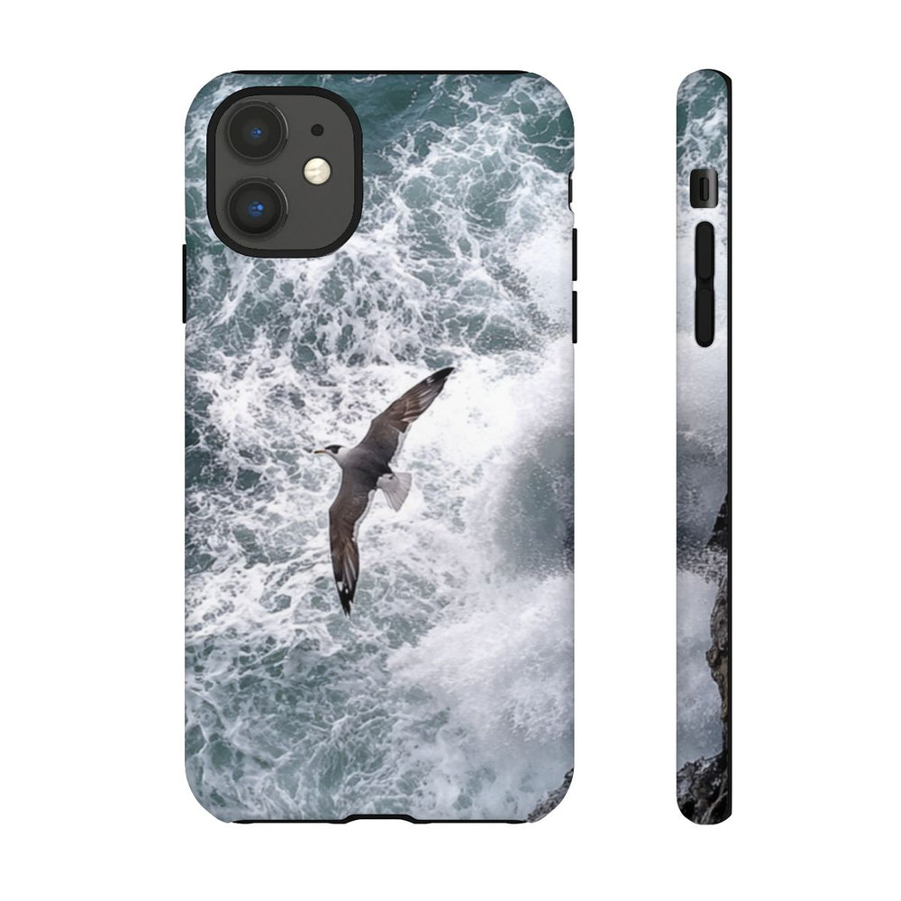 Meeuw Zwevend Boven Rotsachtige Kust en Oceaangolven