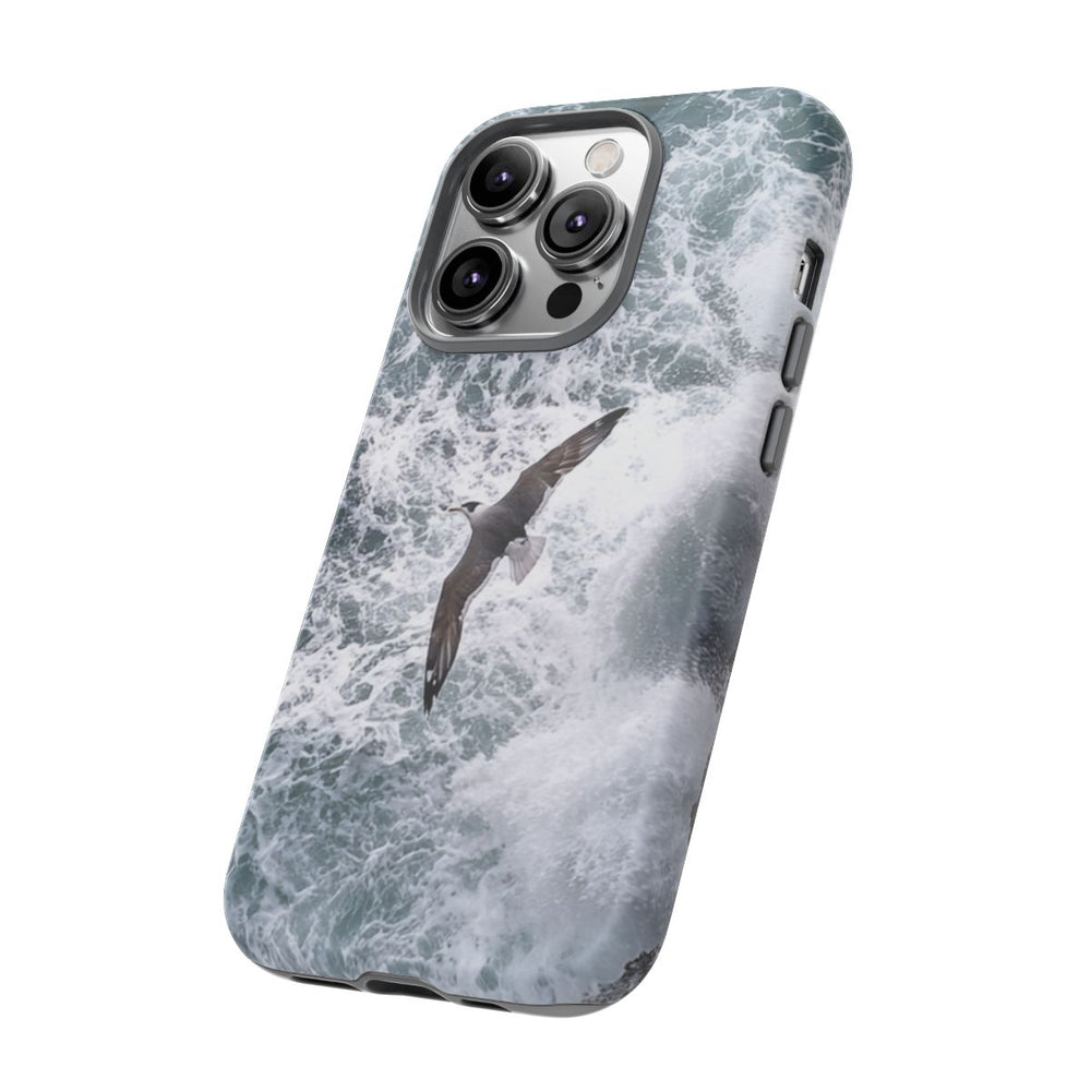 Meeuw Zwevend Boven Rotsachtige Klif en Oceaangolven