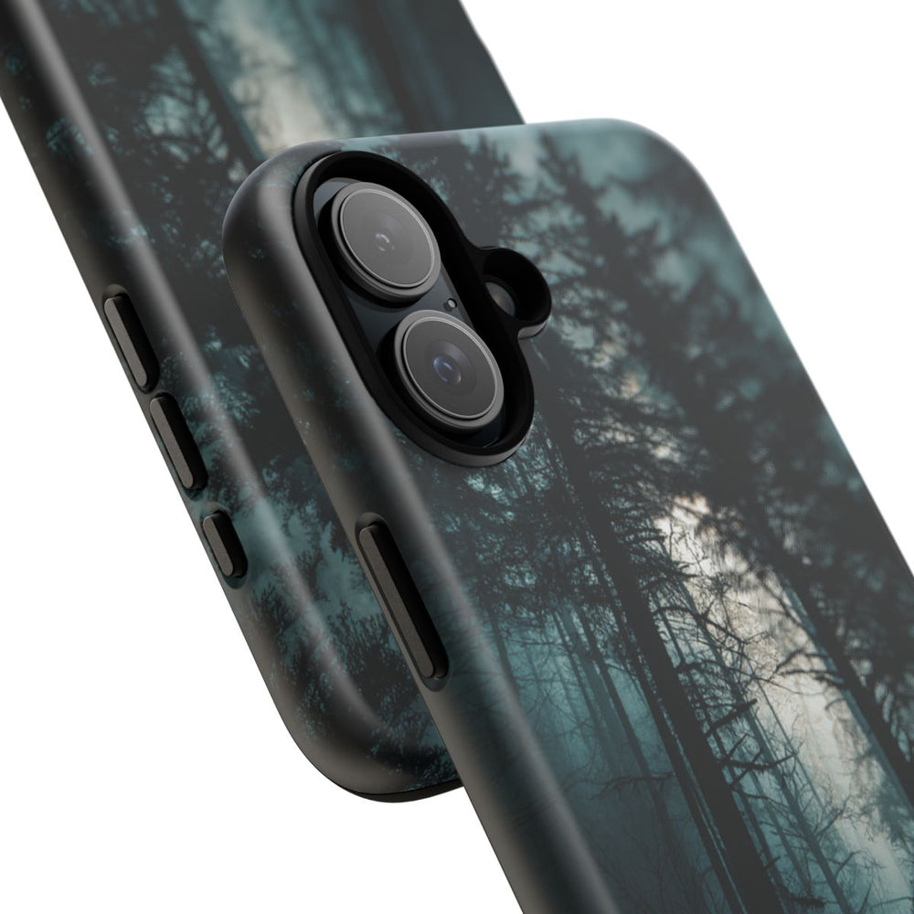 Donkere Mistige Bos Silhouetten