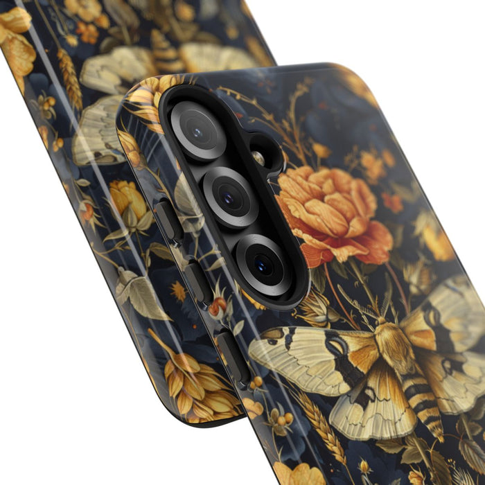 Gouden Bloemen en Mottenpatroon op Donkerblauw