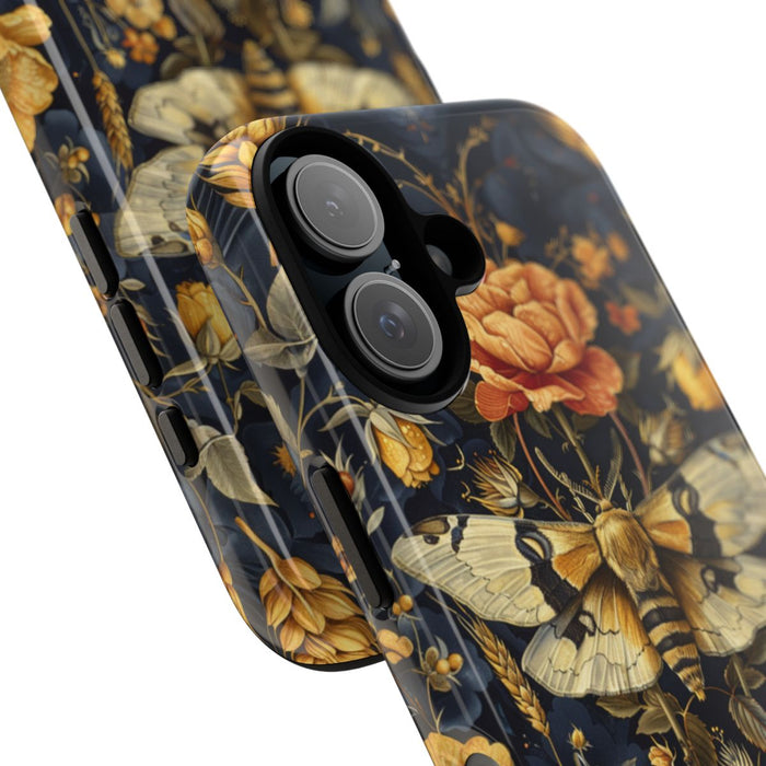 Gouden Bloemen en Mottenpatroon op Donkerblauw