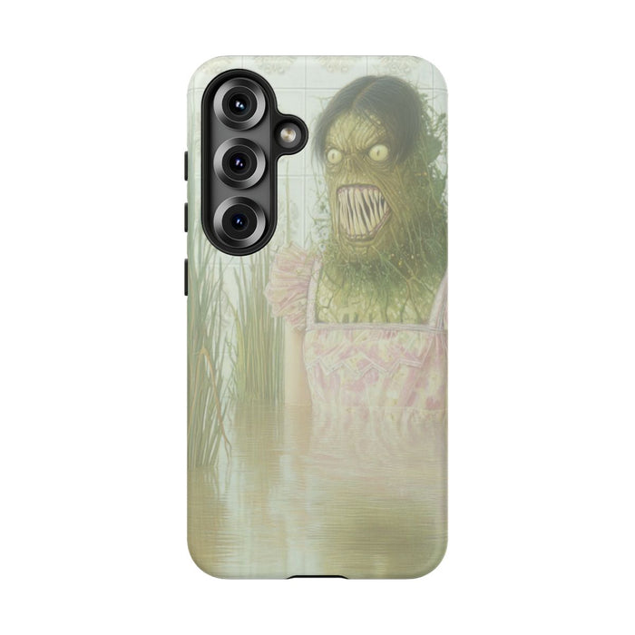 Groen Monster in Roze Jurk tussen Riet