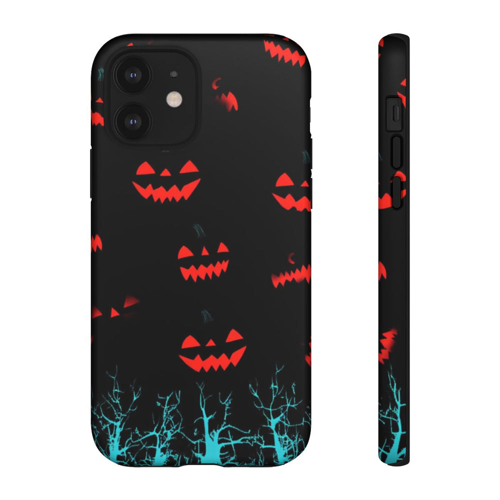 Gloeiende Pompoengezichten Boven Blauwe Bomen