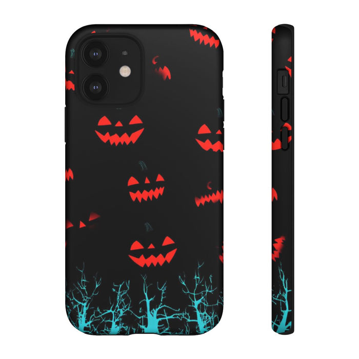 Gloeiende Pompoengezichten Boven Blauwe Bomen