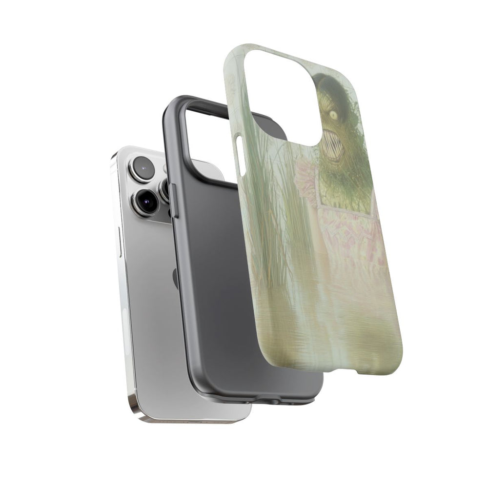 Groen Monster in Roze Jurk tussen Riet