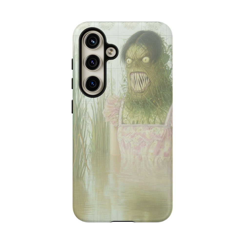 Groen Monster in Roze Jurk tussen Riet