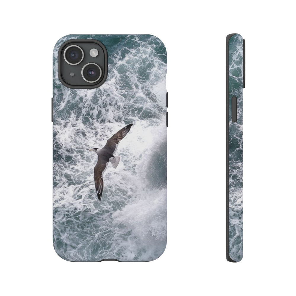 Meeuw Boven Rotsachtige Klif en Golvende Zee