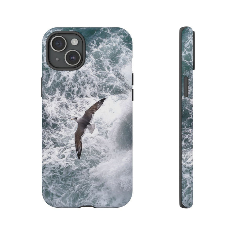 Meeuw Boven Rotsachtige Klif en Golvende Zee