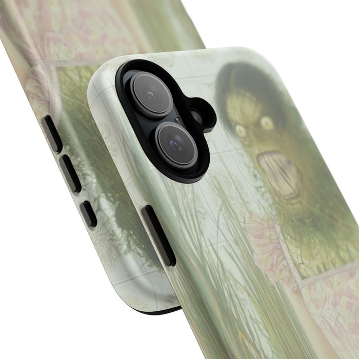 Groen Monster in Roze Jurk tussen Riet