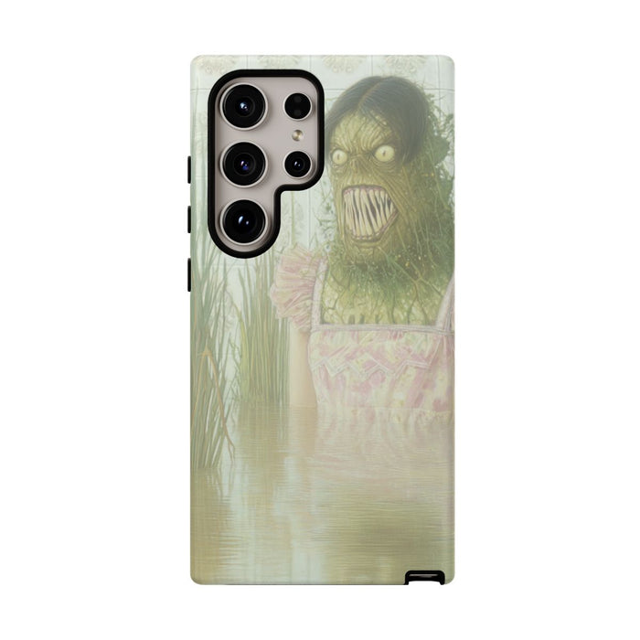 Groen Monster in Roze Jurk tussen Riet