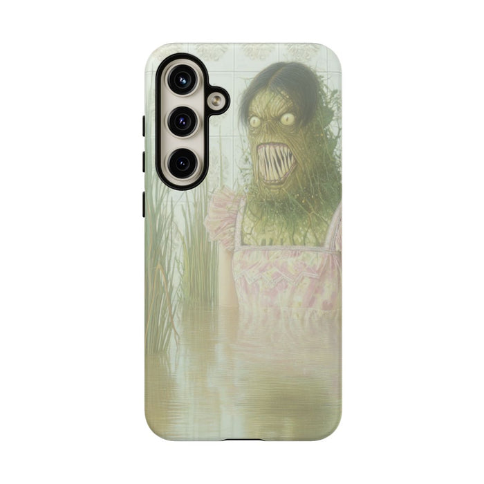 Groen Monster in Roze Jurk tussen Riet