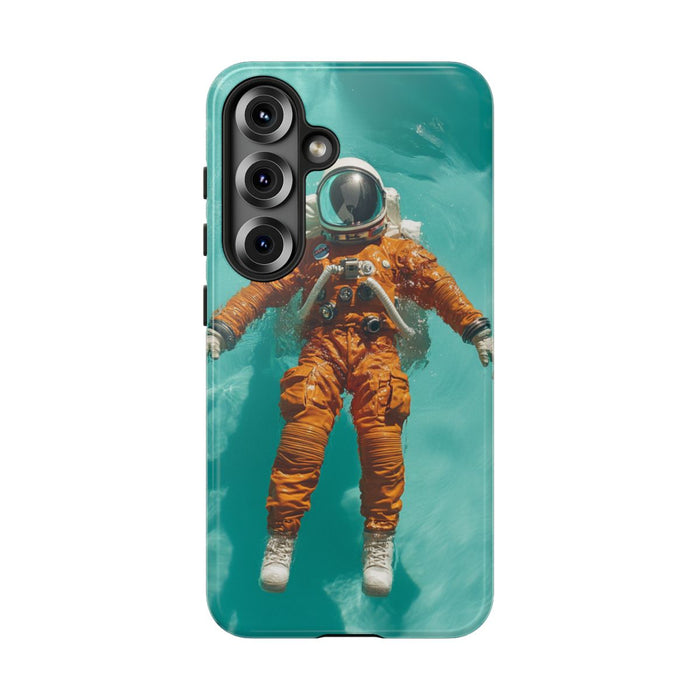 Astronaut in Oranje Pak Zwevend op Water