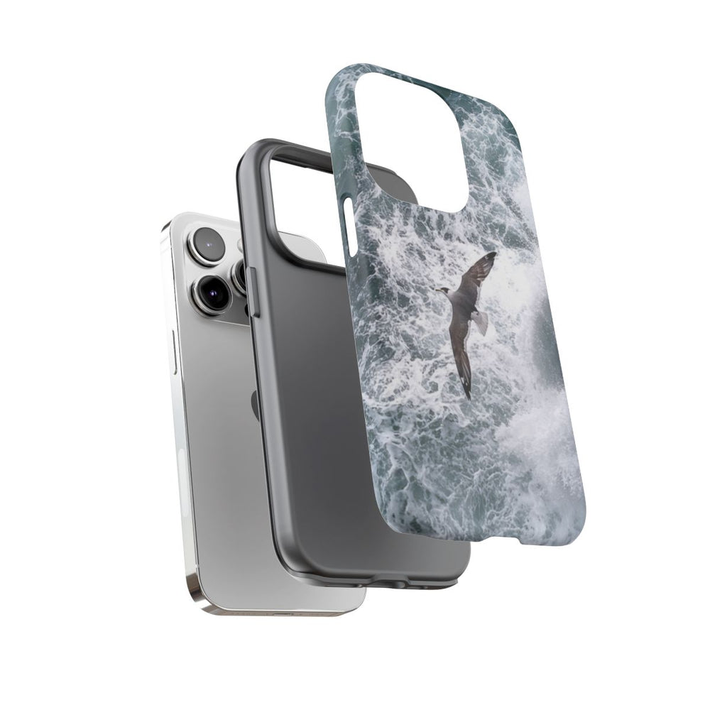 Meeuw Zwevend Boven Rotsachtige Klif en Oceaangolven