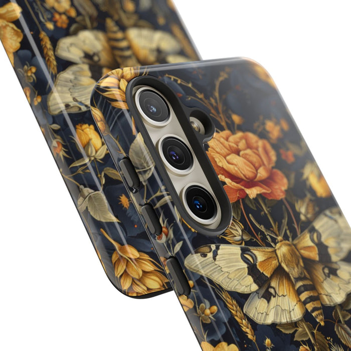 Gouden Bloemen en Mottenpatroon op Donkerblauw