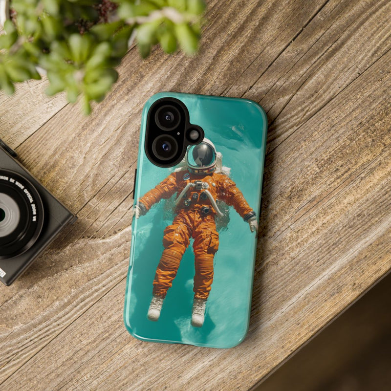 Astronaut in Oranje Pak Zwevend op Water