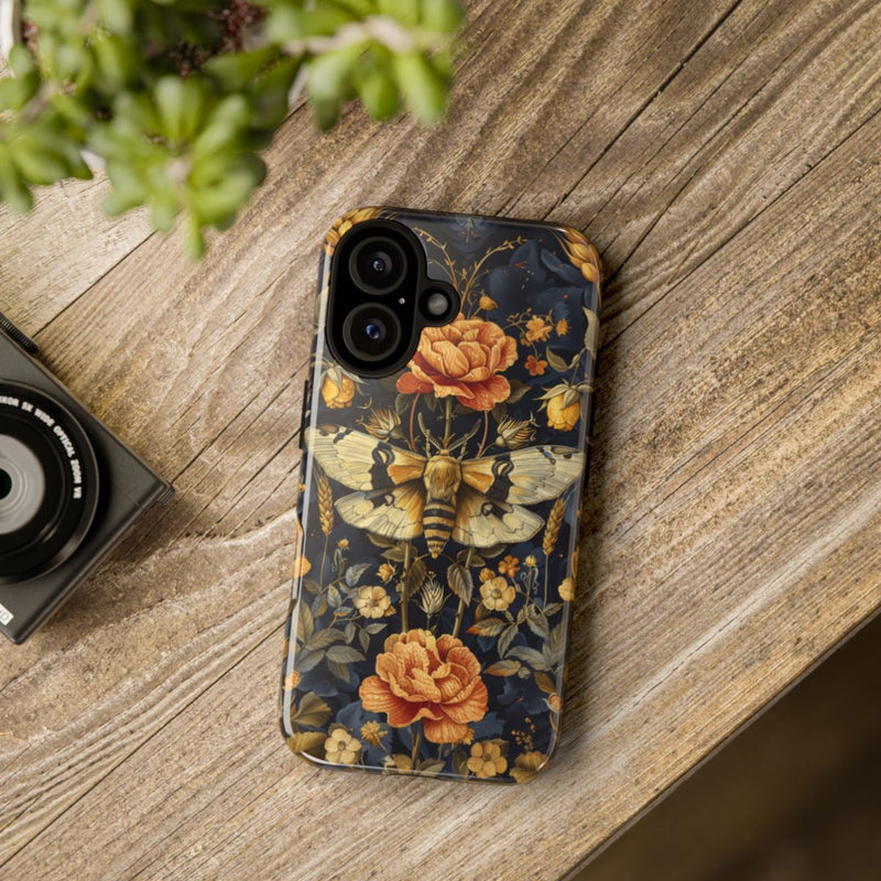 Gouden Bloemen en Mottenpatroon op Donkerblauw