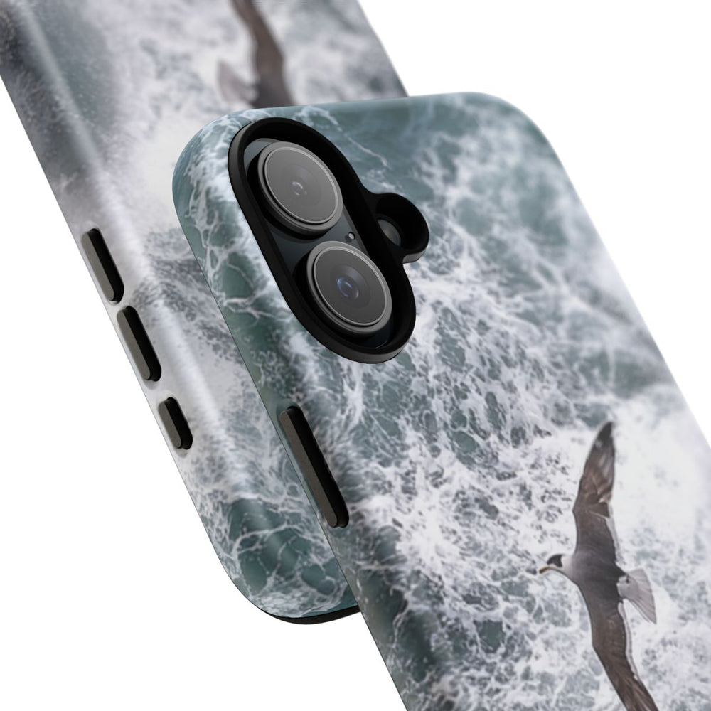 Meeuw Vliegend Boven Rotsachtige Klif en Zee