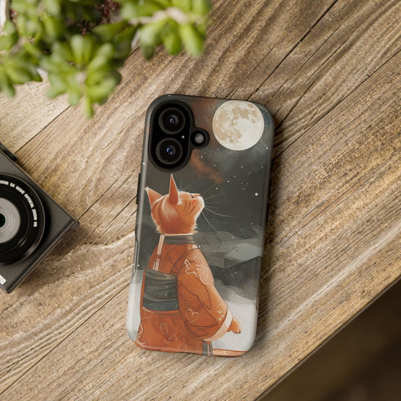 Oranje Kat in Traditioneel Gewaad Onder Volle Maan