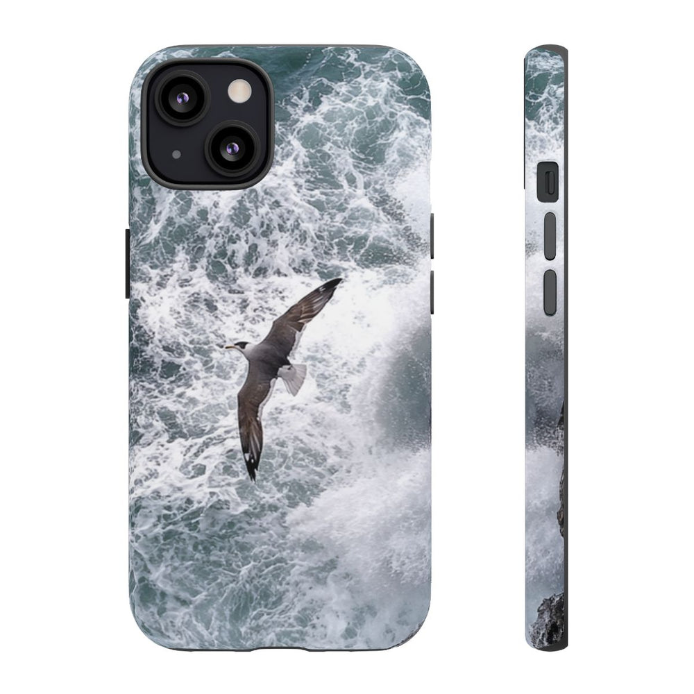 Meeuw Boven Golvende Zee en Rotsachtige Klif