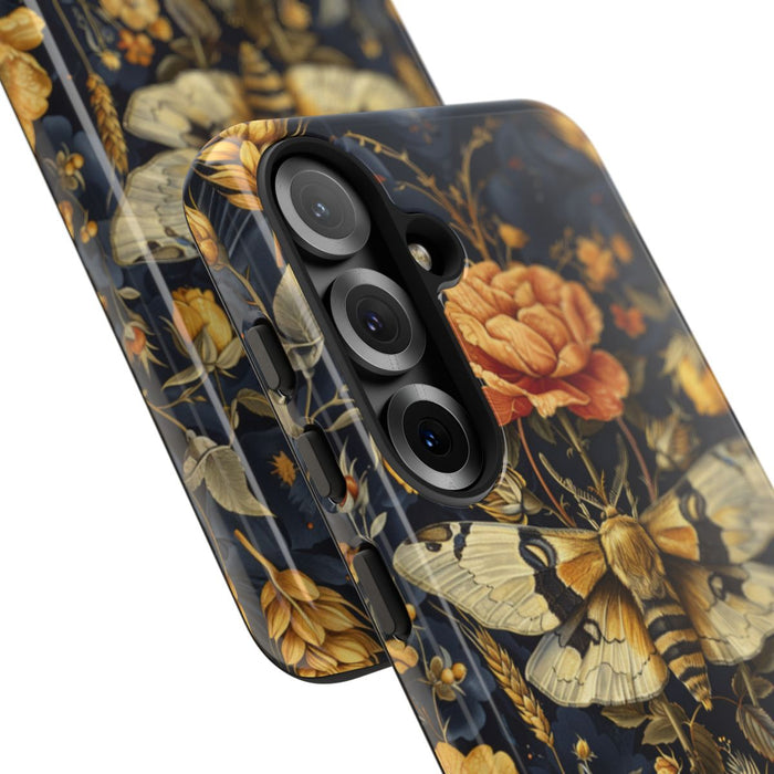 Gouden Bloemen en Mottenpatroon op Donkerblauw