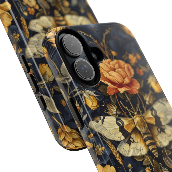 Gouden Bloemen en Mottenpatroon op Donkerblauw