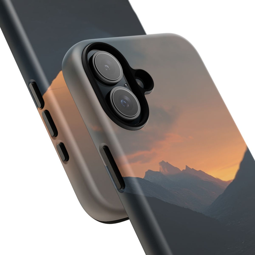 Monnik in Bergdal bij Zonsopkomst