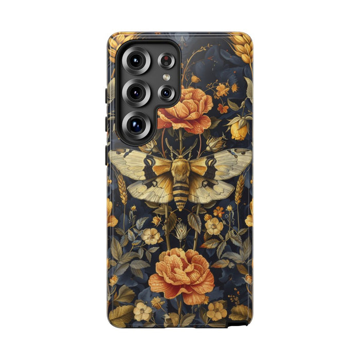 Gouden Bloemen en Mottenpatroon op Donkerblauw