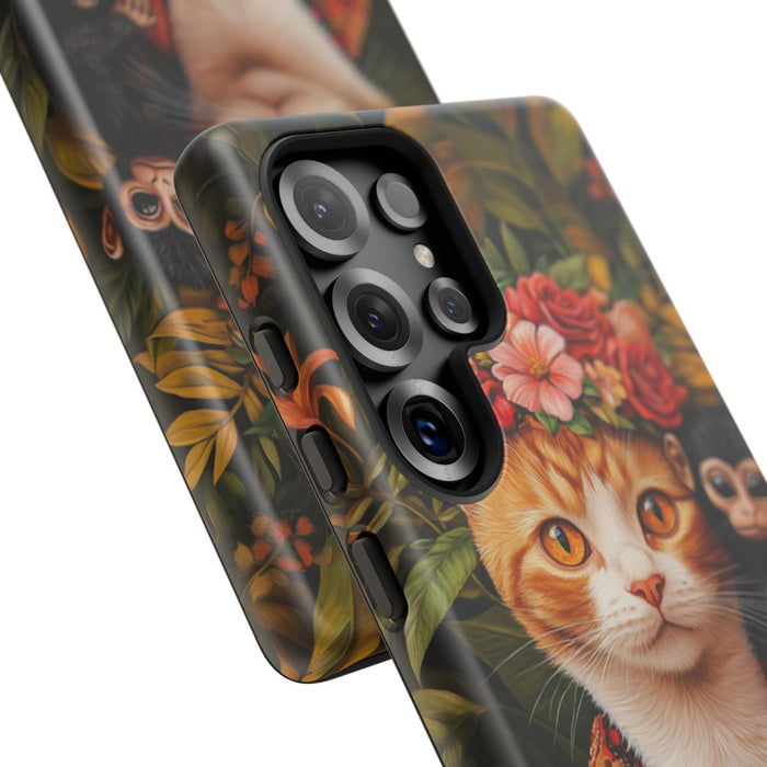 Gemberkleurige Kat met Bloemenkroon en Aapje